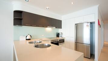 Apartment, 3 Bedrooms | Private kitchen | Full-sized fridge, microwave, oven, stovetop