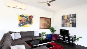 House, 4 Bedrooms | Living room | Smart TV