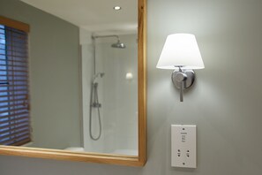 2 Bedroom Room House | 2 bedrooms, premium bedding, laptop workspace, iron/ironing board - Spyglass 1708 (Whitby)