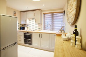 2 Bedroom Room House | Private kitchen | Fridge, stovetop, electric kettle, toaster - Spyglass 1708 (Whitby)