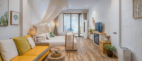 Cortinas blackout, wifi gratis y ropa de cama