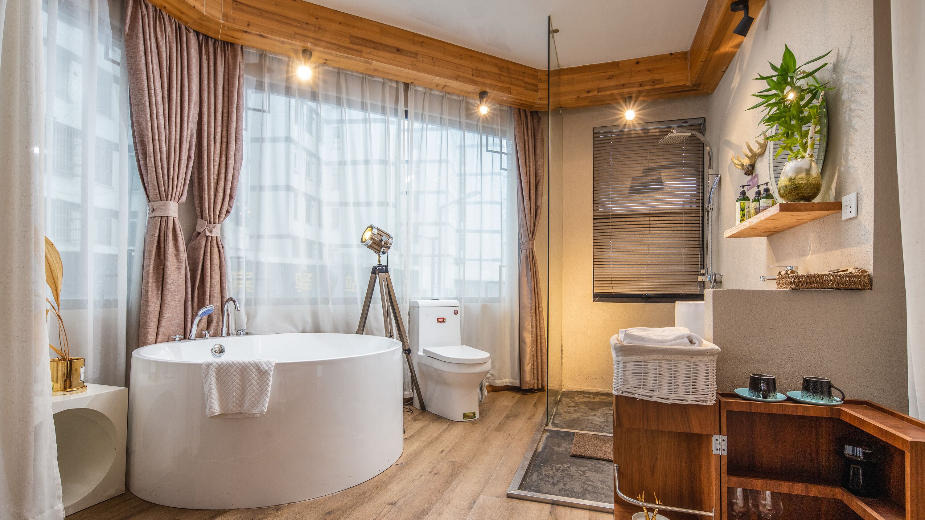 Junior Room (Mainland-Chinese Citizen Only) | Bathroom | Shower, free toiletries, hair dryer, slippers