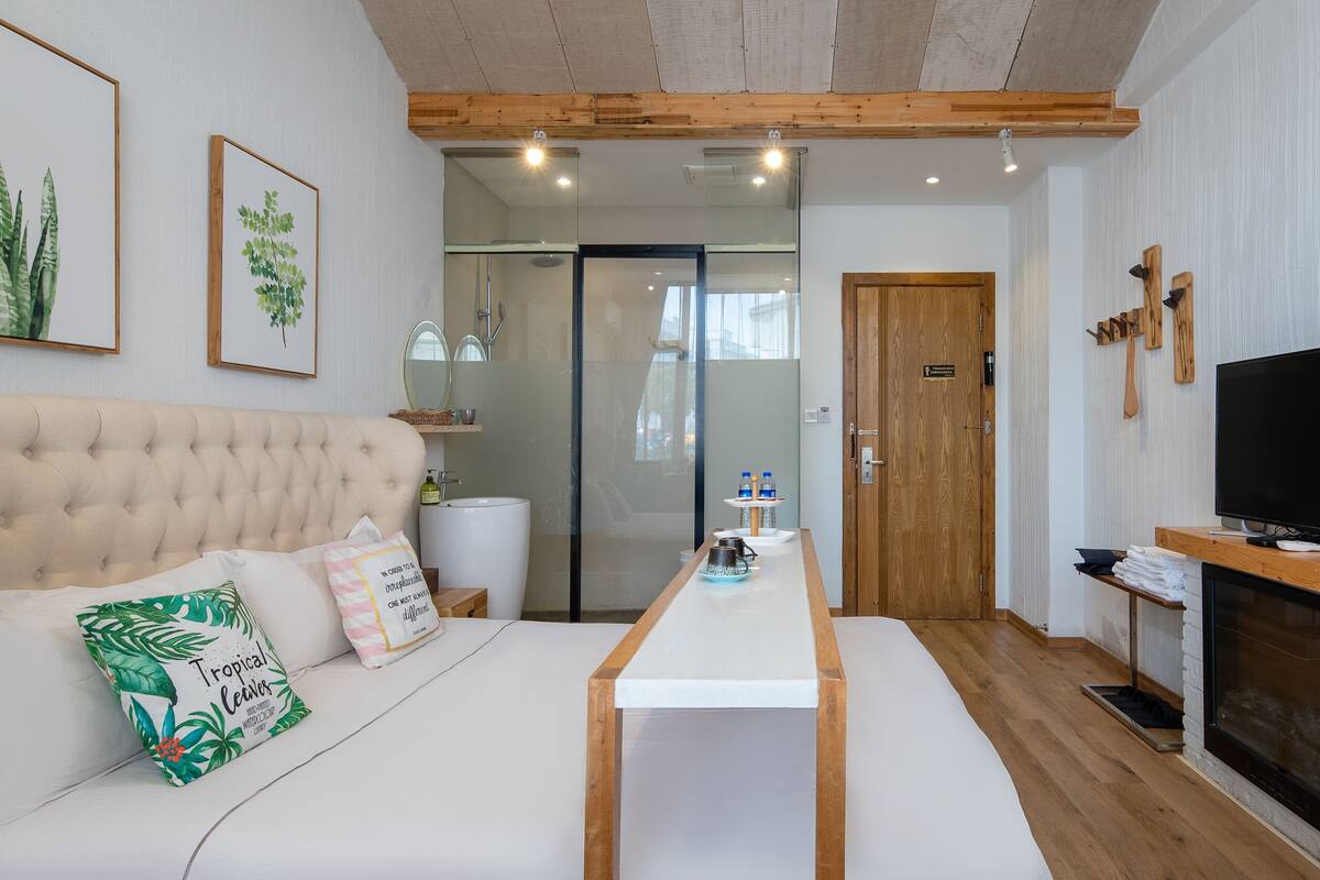 Una sala de estar moderna con un sofá, una mesa de centro, un televisor y una chimenea.