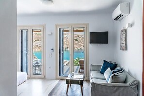 Suite, Private Pool, Sea View (Sunrise) | Living area