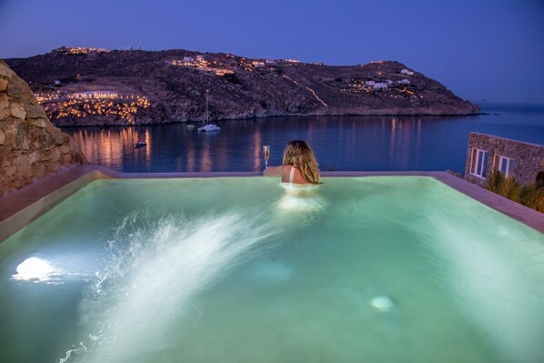 Suite, piscine privée, vue mer (Sunrise) | Piscine à débordement | Piscine extérieure