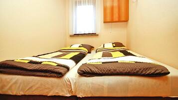 1 Schlafzimmer, Reisekinderbett