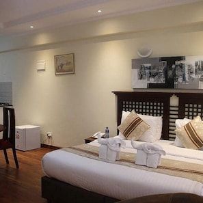 ميني بار وخزنة داخل الغرفة ومكتب وستائر تعتيم