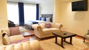Executive Room | Minibar, in-room safe, desk, blackout drapes
