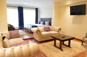 Habitación ejecutiva | Minibar, caja fuerte, escritorio y cortinas opacas