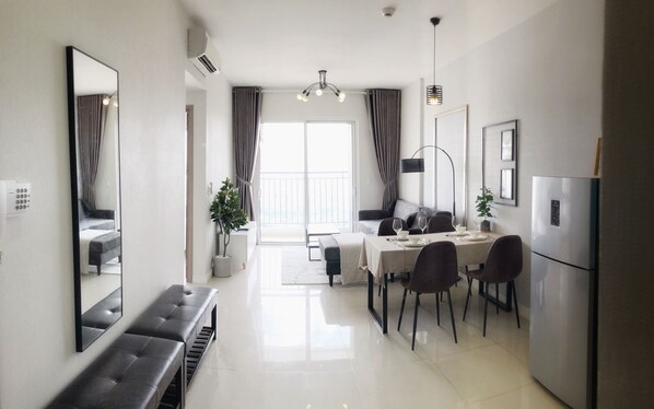 تلفزيون، تنس طاولة، كُتُب، مكتبة موسيقى