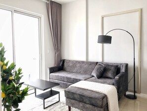 Fernseher, Tischtennisplatte, Bücher, Musikbibliothek