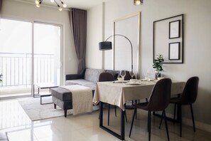 Fernseher, Tischtennisplatte, Bücher, Musikbibliothek