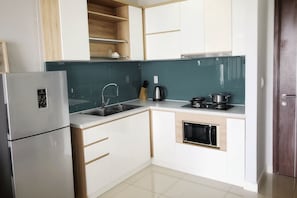 ثلاجة، ميكروويف، موقد طهي مسطح، غلّاية كهربائية