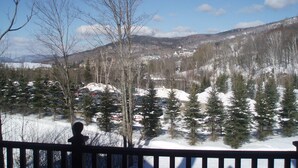 A snowy landscape with a cabin and trees. - Stunning 2 bed Condo in Les Manoirs, Mont-Tremblant (Mont-Tremblant)