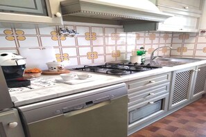 Køleskab, kogeplade, opvaskemaskine, kaffe-/temaskine