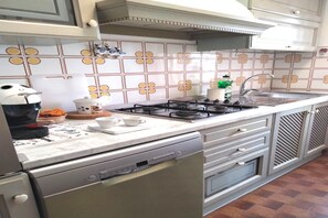 Refrigerador, parrilla de estufa, lavavajillas y cafetera y tetera 