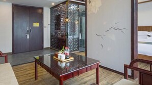 A hotel lobby with a wooden ceiling, a reception desk, a decorative screen, and a wall with a bird mural. - Floral Hotel Yuan Ju Hangzhou (Hangzhou)