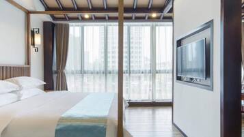 1 bedroom, blackout curtains, free WiFi, bed sheets