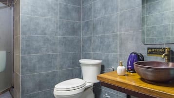 Classic Double Room (Mainland-Chinese Citizen Only) | Bathroom | Shower, free toiletries, hair dryer, slippers