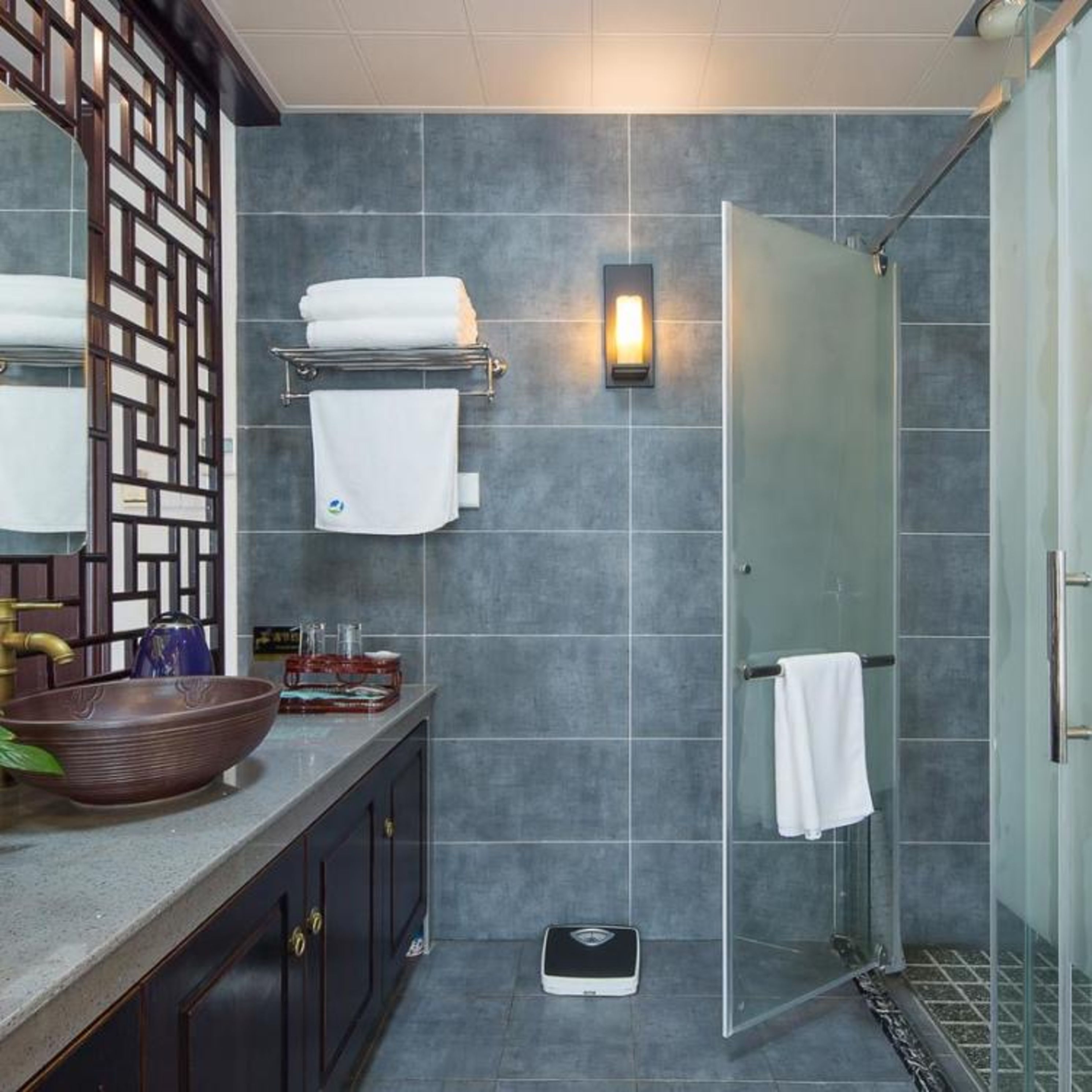 Suite(Mainland-Chinese Citizen Only) | Bathroom | Shower, free toiletries, hair dryer, slippers