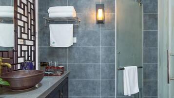 Suite(Mainland-Chinese Citizen Only) | Bathroom | Shower, free toiletries, hair dryer, slippers