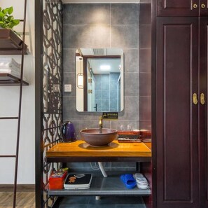 Bathroom sink - Floral Hotel Yuan Ju Hangzhou (Hangzhou)
