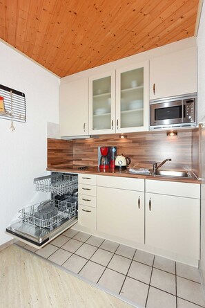 Køleskab, mikrobølgeovn, opvaskemaskine, højstol