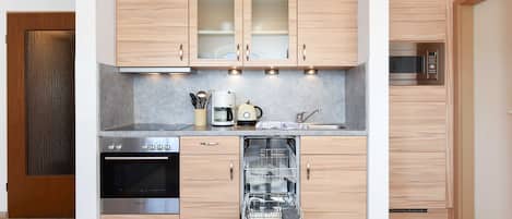 Frigorífico, microondas, lavavajillas y trona infantil