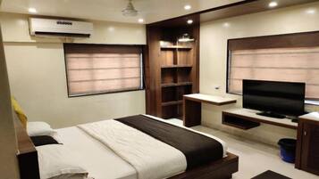Soundproofing, iron/ironing board, bed sheets