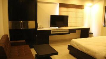 Soundproofing, iron/ironing board, bed sheets