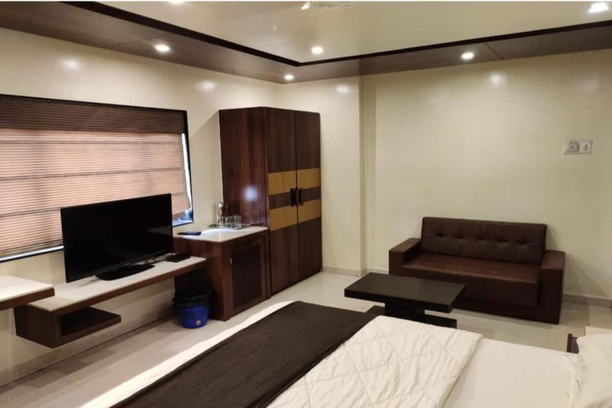 Soundproofing, iron/ironing board (on request), bed sheets