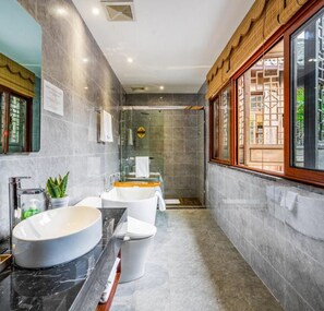 Habitación Elite doble | Baño | Ducha, artículos de higiene personal gratuitos y secador de pelo
