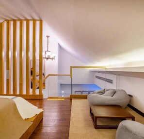 Loft Gallery | Escritorio, cortinas blackout y wifi gratis 