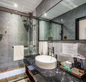Habitación Signature doble | Baño | Ducha, artículos de higiene personal gratuitos y secador de pelo