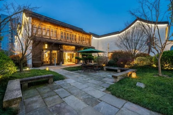 Front of property – evening/night - Floral Hotel Sheng Poman Courtyard (Hangzhou)