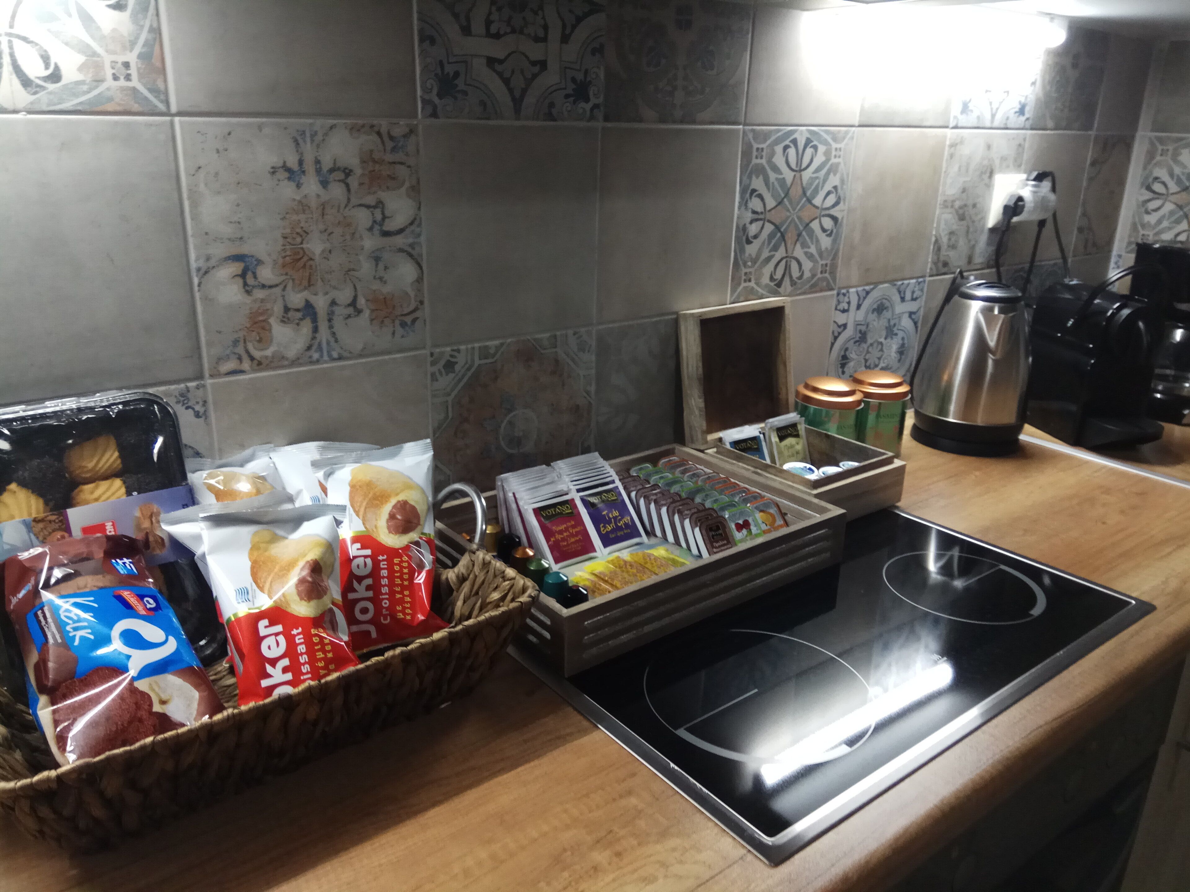 daily continental breakfast (eur 8 per person)