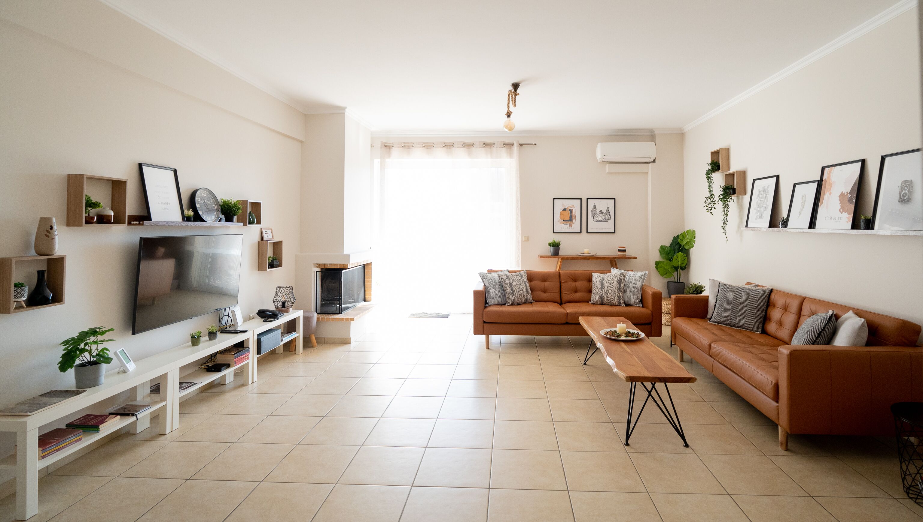 family apartment | living area | flat-screen tv, netflix, pay films, streaming services
