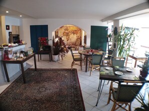 Petit déjeuner buffet (7.50 EUR par personne)