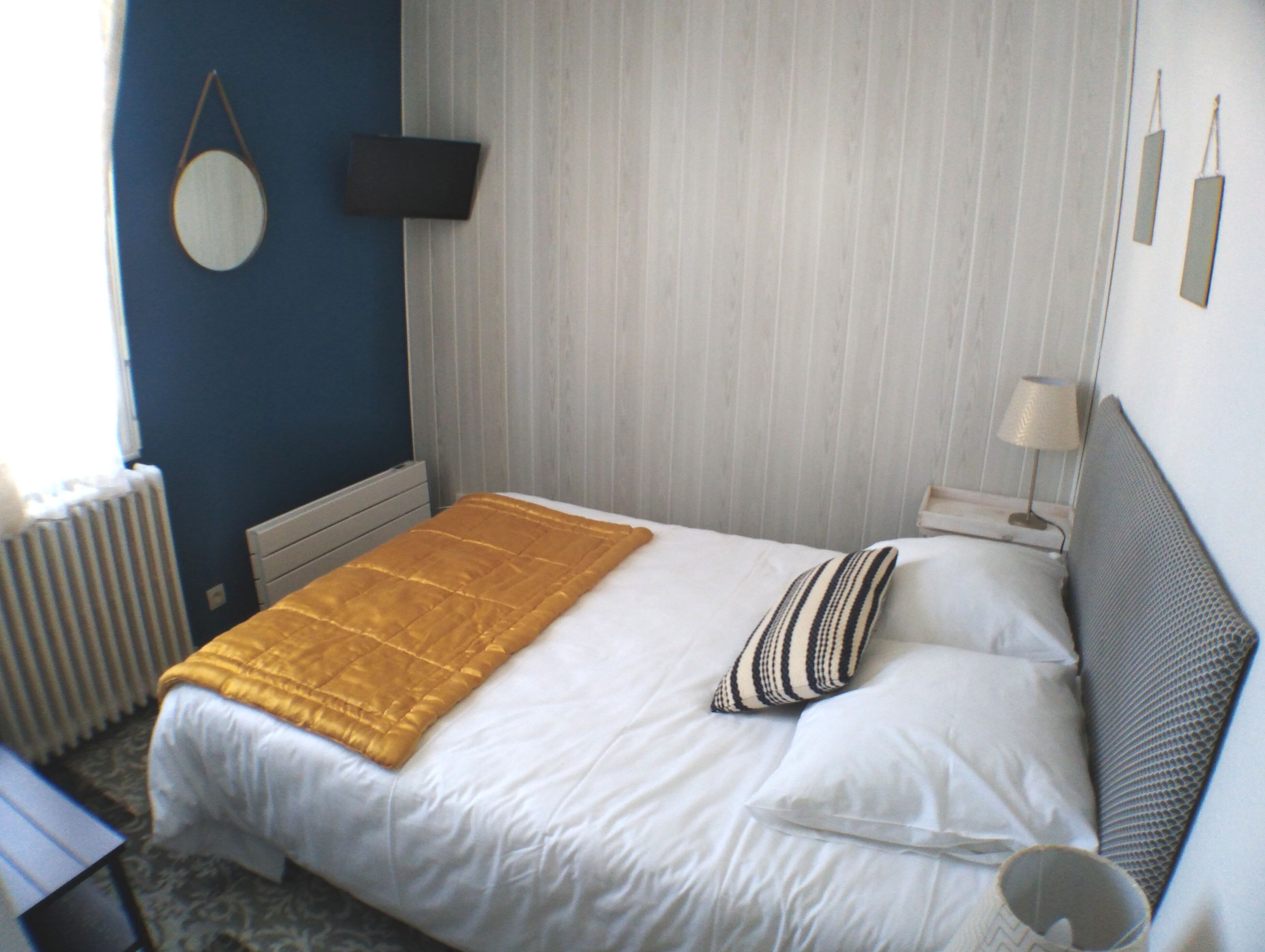 double room (1st floor) | 1 bedroom, in-room safe, individually decorated, individually furnished
