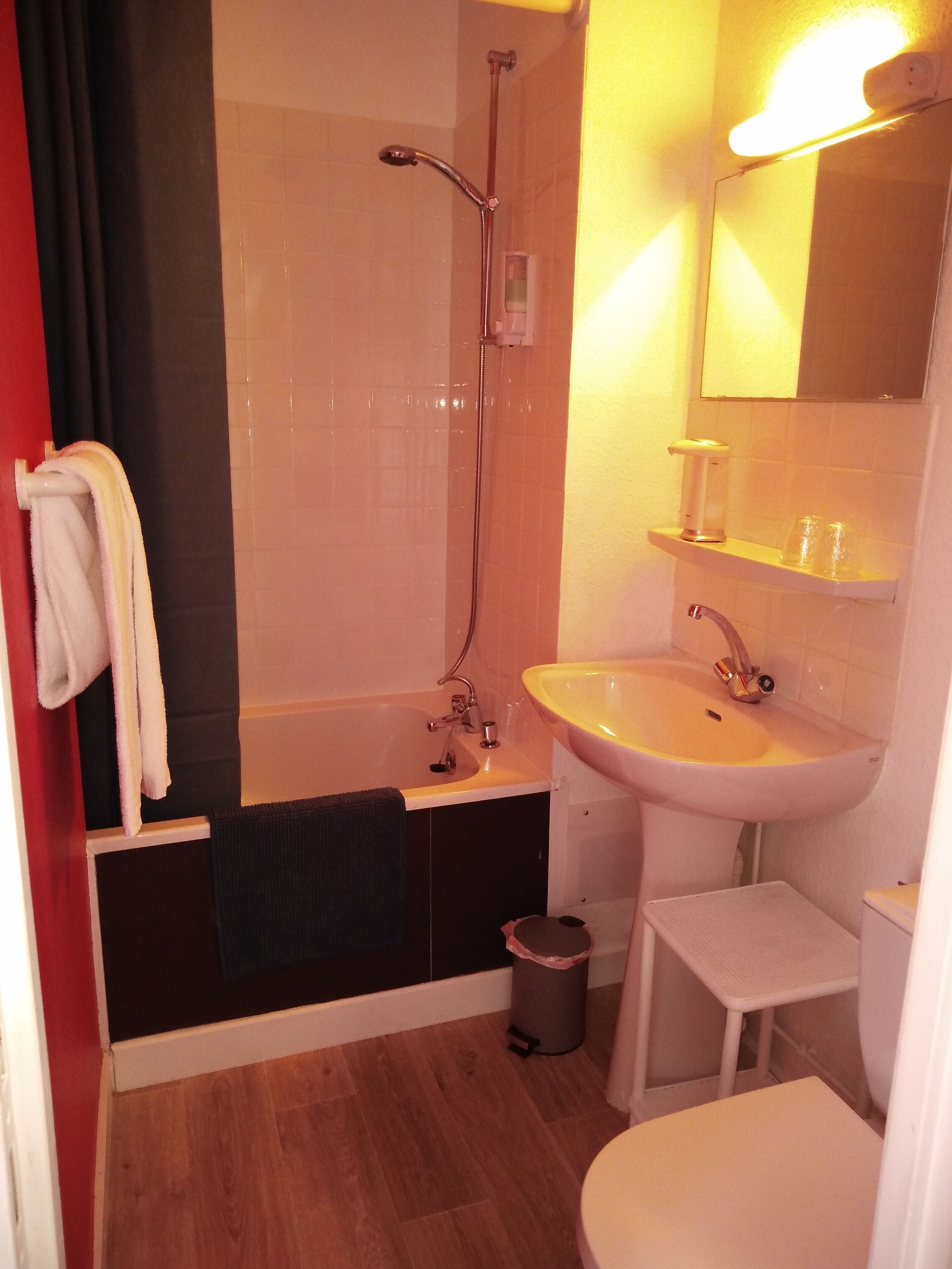 triple room | bathroom | shower, free toiletries, towels, soap