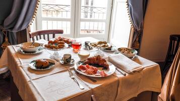 Daily buffet breakfast for a fee
