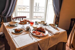 Se ofrece un desayuno bufé todos los días (por un coste adicional)