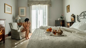Une chambre à coucher comprenant un lit, une chaise, une table de chevet et une commode.