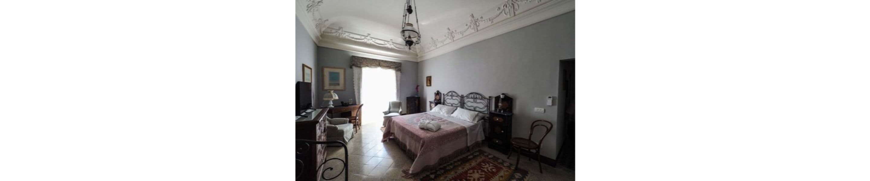 Ein Schlafzimmer mit einem Bett, einem Schreibtisch und einem Stuhl.