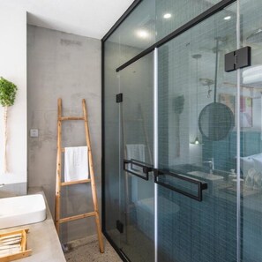 Kamar Double Desain | Kamar mandi | Shower, perlengkapan mandi gratis,  dan handuk