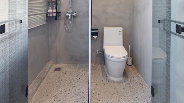 Une salle de bain moderne avec une douche à parois de verre, des toilettes et un lavabo.