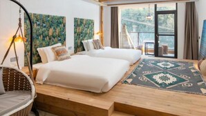 Ein modernes Hotelzimmer mit einem großen Bett, einem Hängekorbsessel und Blick ins Freie.