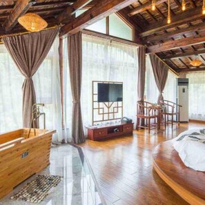 豪华山景圆床房(仅限内宾) | 办公桌、遮光窗帘、免费 WiFi