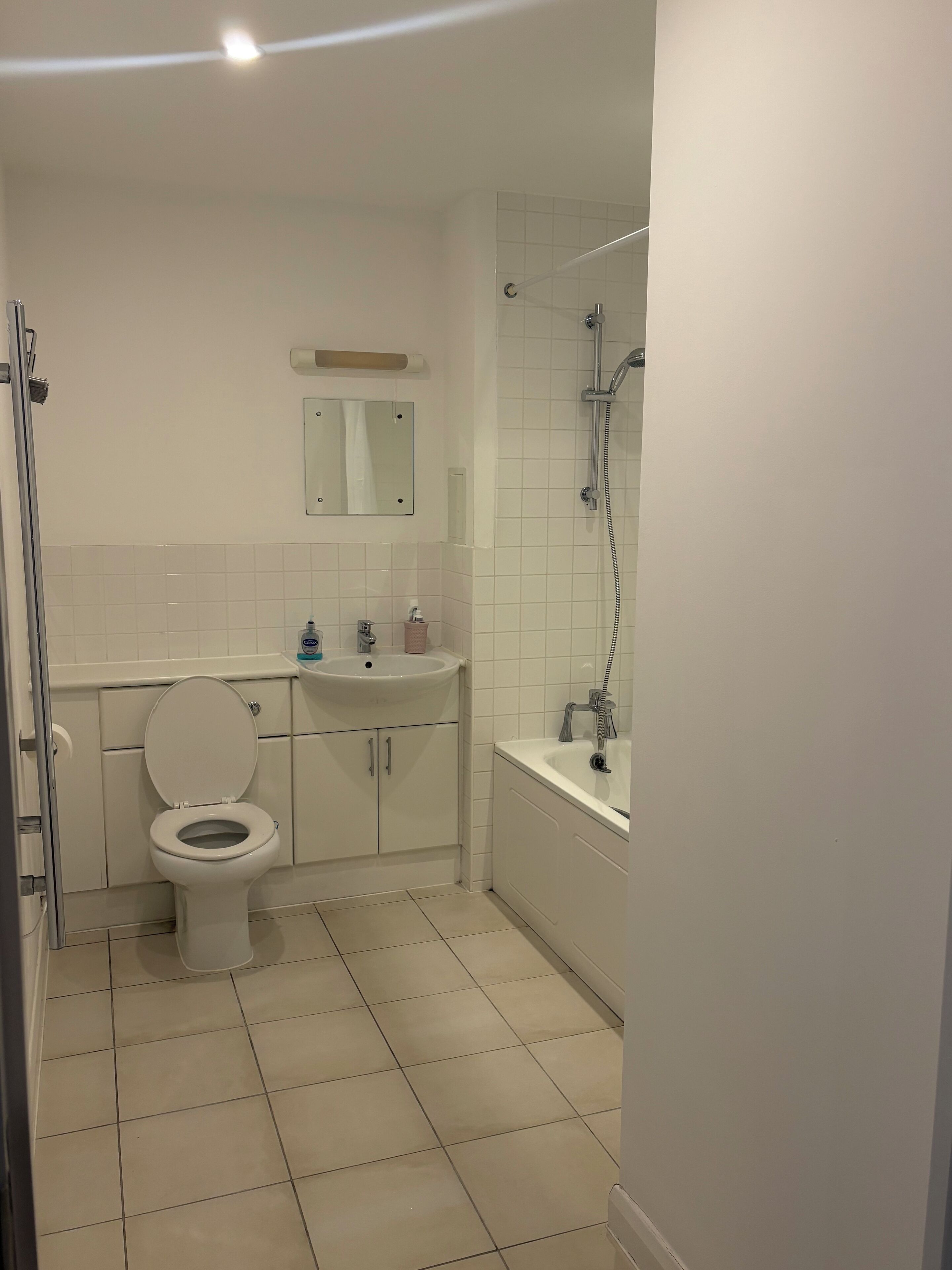 Dusj, hårføner, håndklær og såpe