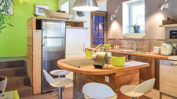 Coffee/tea maker, fridge, microwave, dishwasher